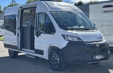 Fourgon aménagé Sunlight Cliff 540 stationné sur un parking, porte latérale ouverte