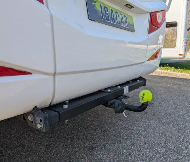 Attelage de voiture avec balle de tennis sur crochet, plaque Isacar visible