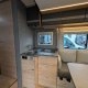 Intérieur d'un camping-car avec kitchenette moderne et coin salon
