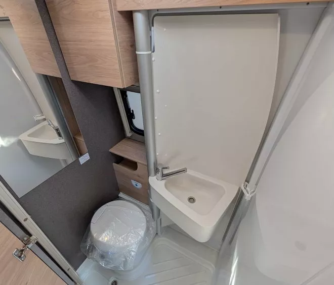 Dethleffs globetrail 600 ds active plus salle d eau