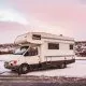 Camping-car stationné sur route enneigée au crépuscule