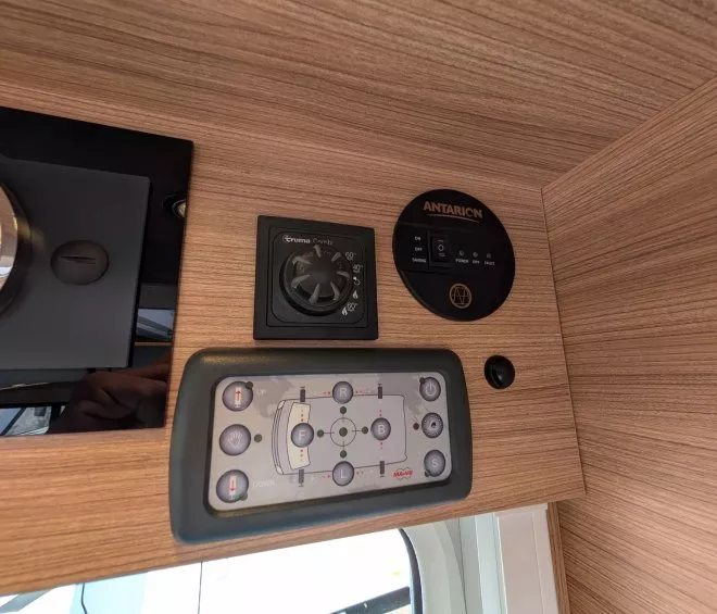 Panneau de contrôle de chauffage et ventilation dans un camping-car Antarion