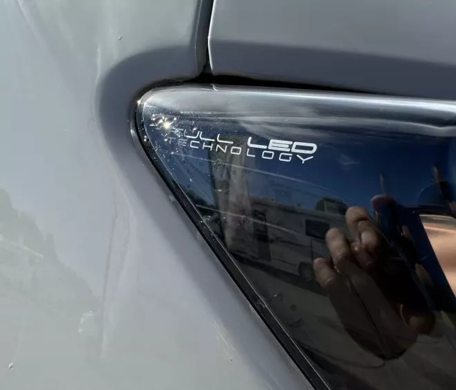 Gros plan sur un phare de voiture avec inscription Full LED Technology