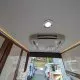 Intérieur d'un camping-car avec éclairage LED et climatiseur au plafond