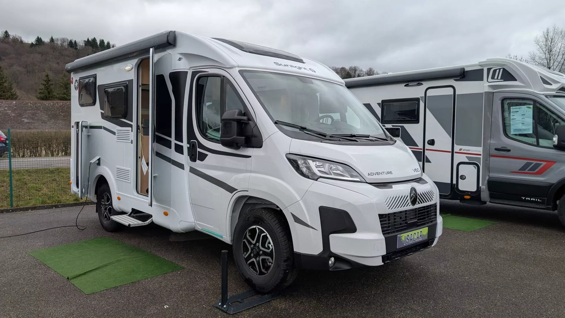 Camping-car blanc Sunlight T68 stationné sur un parking