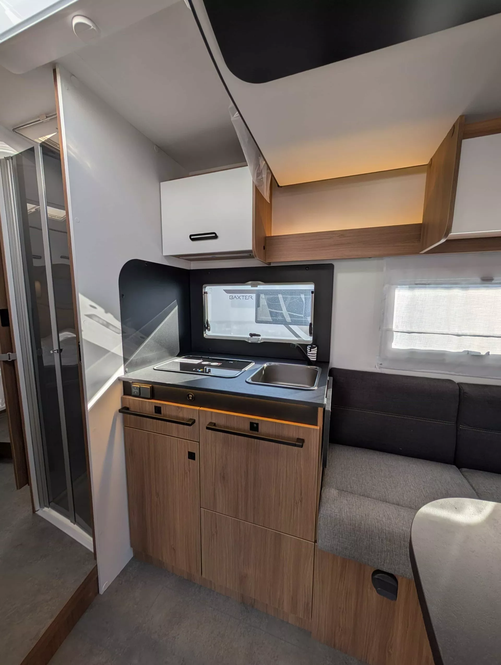 Intérieur moderne de cuisine de caravane avec évier et rangements en bois