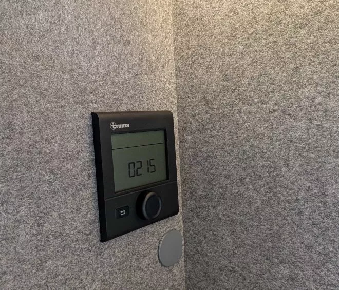 Thermostat Truma sur mur gris avec affichage numérique