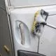 Nettoyage d'une caravane avec une brosse savonneuse