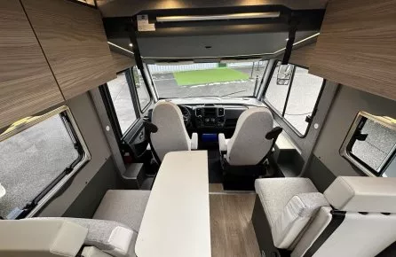 Intérieur d'un camping-car moderne avec sièges et table