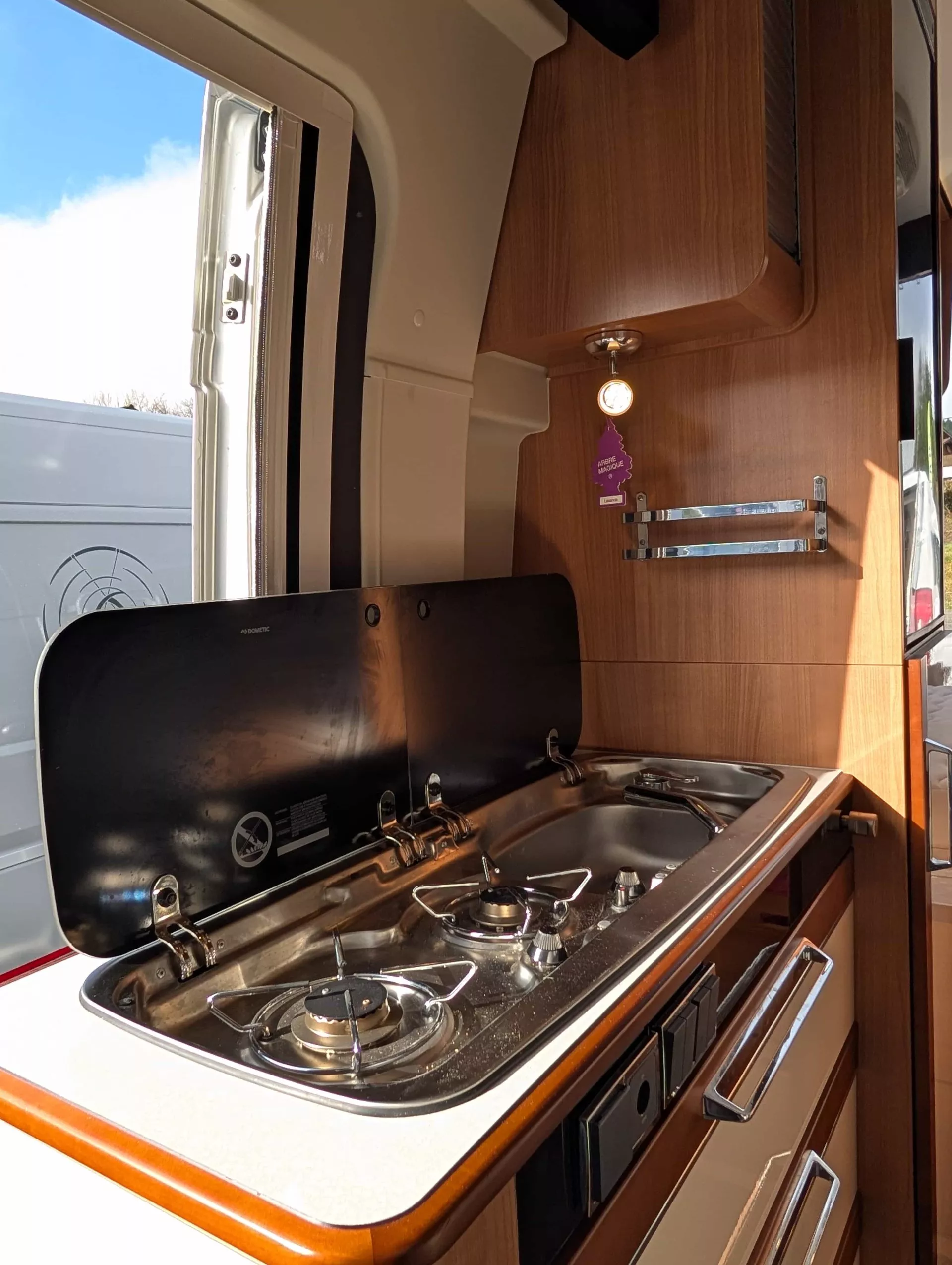 Cuisine compacte avec plaques de cuisson dans un camping-car moderne