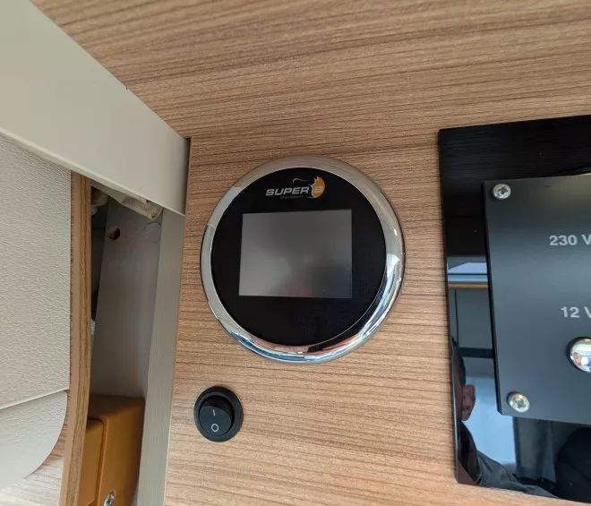 Panneau de contrôle Super B sur un mur en bois clair