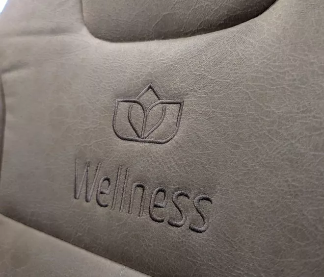 Dossier de siège en cuir avec logo et texte 