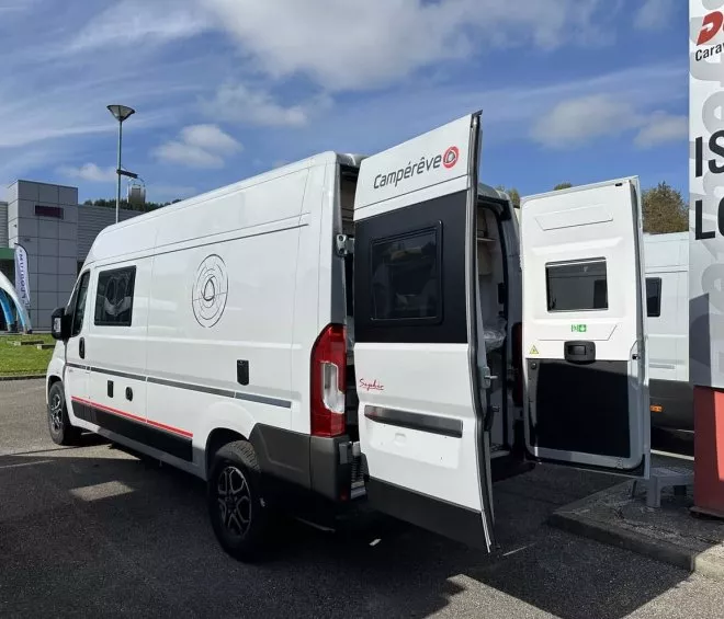 Fourgon aménagé Campérêve garé devant un concessionnaire