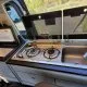 Cuisine intégrée dans un van avec réchaud à gaz et évier