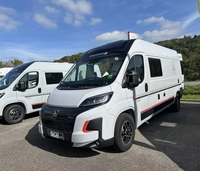 Camping-cars stationnés sur un parking en plein air sous un ciel bleu