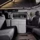 Intérieur d'un van aménagé avec sièges et rangements modernes