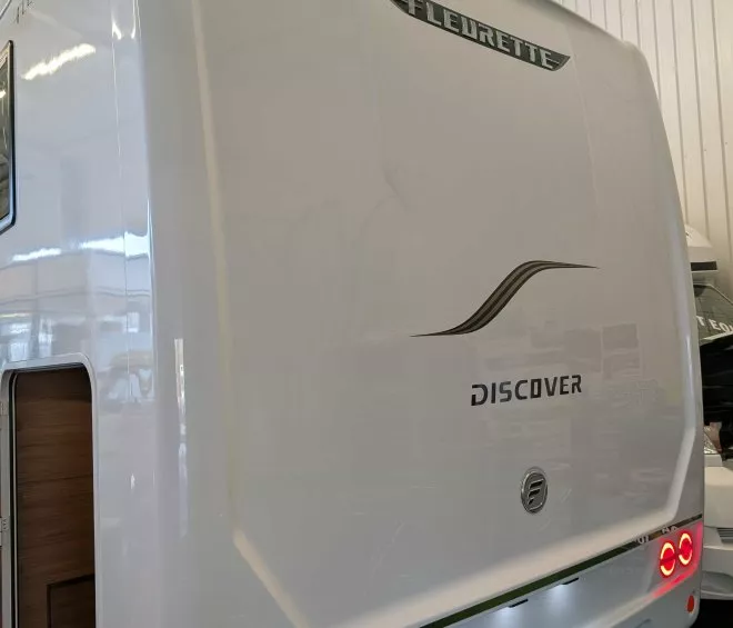 Vue arrière d'un camping-car Fleurette Discover dans un showroom bien éclairé.