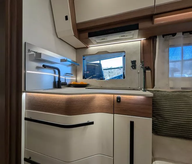 Cuisine moderne d'un camping-car avec évier et rangements intégrés