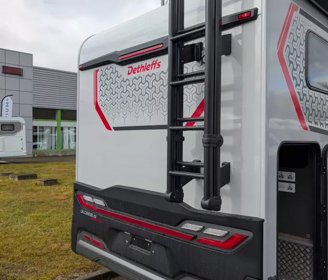 Arrière d'un camping-car Dethleffs avec échelle et porte ouverte