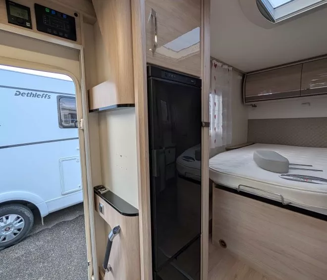 Intérieur d'une caravane Dethleffs avec lit et réfrigérateur intégré