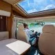 Conducteur au volant d'un camping-car sur autoroute ensoleillée