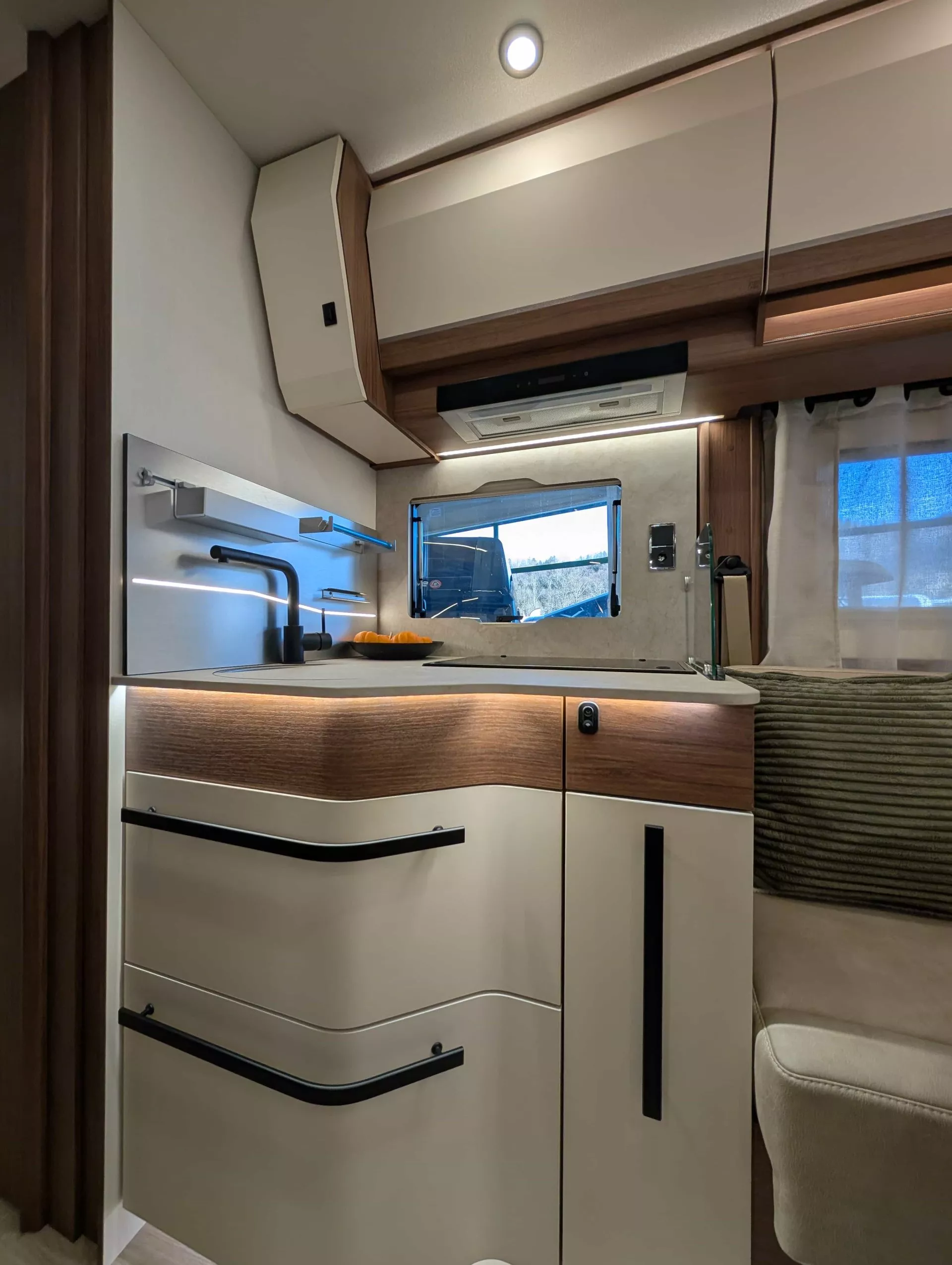 Cuisine moderne d'un camping-car avec évier et rangements intégrés