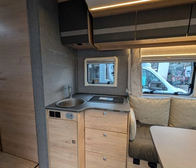 Intérieur d'un camping-car avec kitchenette moderne et coin salon