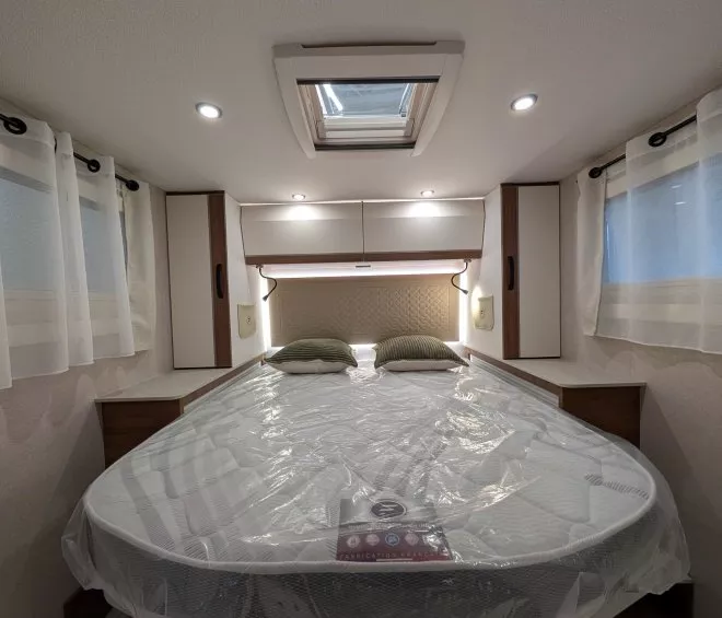 Intérieur d'une chambre de camping-car avec lit double et éclairage LED