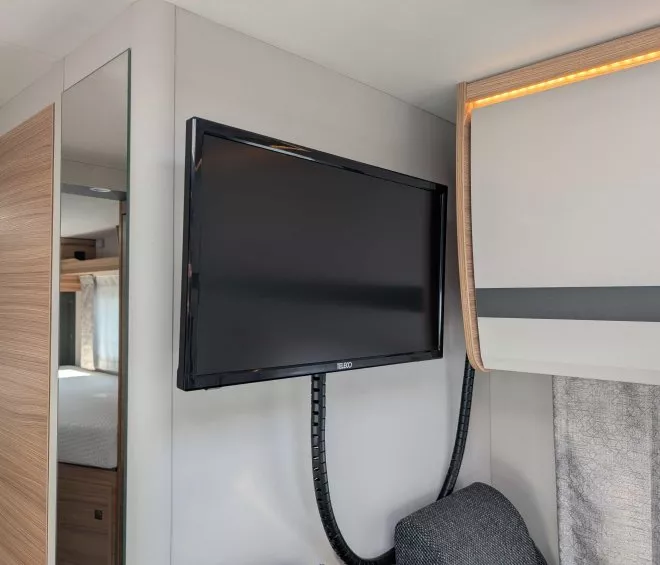 Téléviseur mural dans un intérieur moderne de camping-car avec éclairage LED.