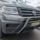 Fourgon Volkswagen gris avec pare-buffle sur un parking humide