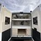Intérieur d'un van aménagé avec lit et rangements ouverts