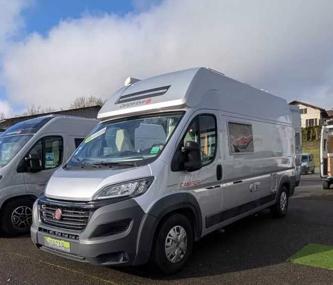 Camping-car Camperêve garé sur un parking extérieur