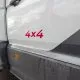 Flanc d'un véhicule 4x4 blanc avec marchepied visible