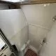 Salle de bain compacte avec douche et toilettes dans un camping-car moderne.