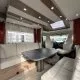 Intérieur d'un camping-car avec table et sièges en cuir beige