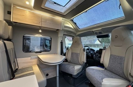 Intérieur d'un camping-car moderne avec sièges et table pliante