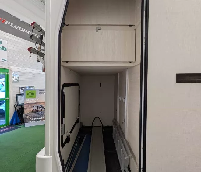 Coffre arrière spacieux d'un camping-car Fleurette en exposition