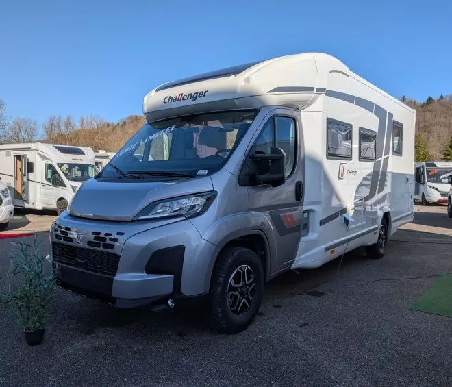 Camping-car Challenger stationné sur un parking avec d'autres véhicules similaires