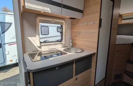 Cuisine moderne de camping-car avec évier et plaques de cuisson