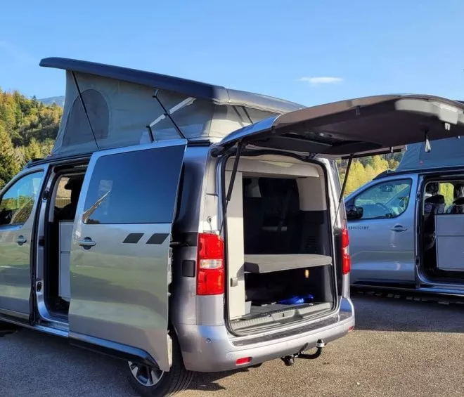 Vans aménagés avec toits relevables en stationnement extérieur