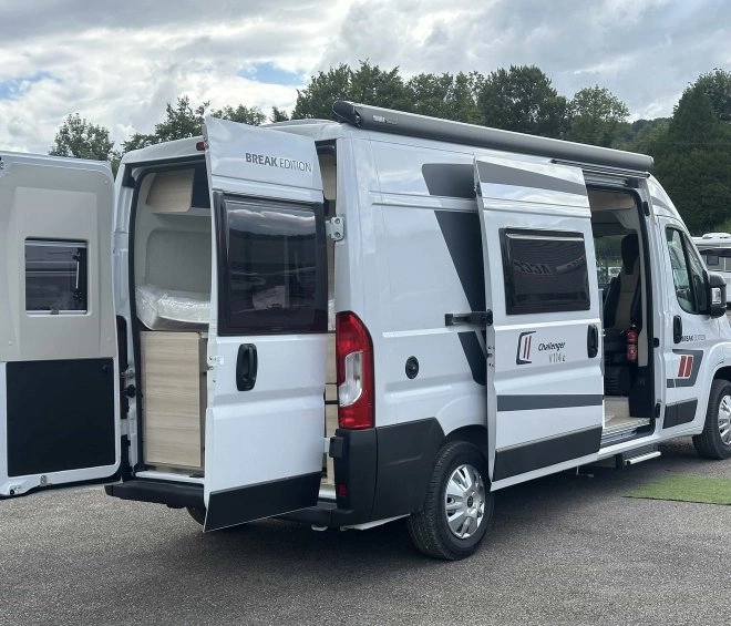 Fourgon aménagé Challenger V114 avec portes ouvertes sur parking
