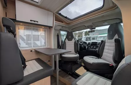 Intérieur d'un camping-car moderne avec sièges et table pliante