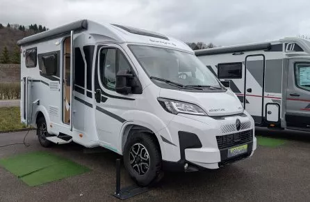 Camping-car blanc Sunlight T68 stationné sur un parking