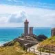 Phare sur une falaise surplombant l'océan Atlantique par temps ensoleillé