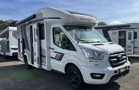 Camping-car Challenger Graphite Edition 250 stationné sur un parking en plein air.
