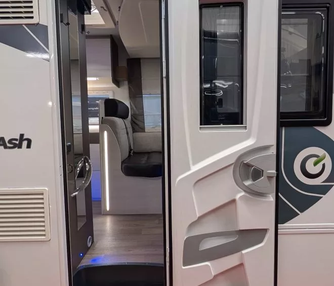 Entrée ouverte d'un camping-car moderne avec intérieur visible