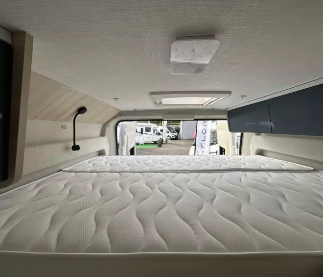 Intérieur d'un camping-car avec lit double et rangement