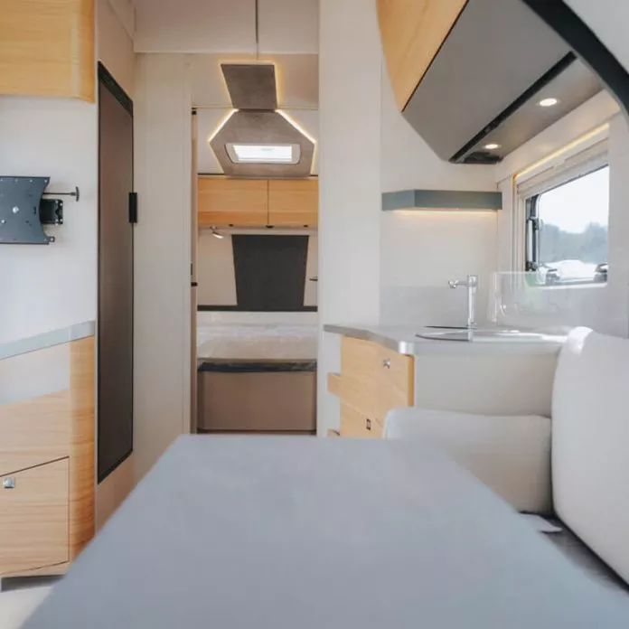 Intérieur moderne d'un camping-car avec cuisine et espace nuit