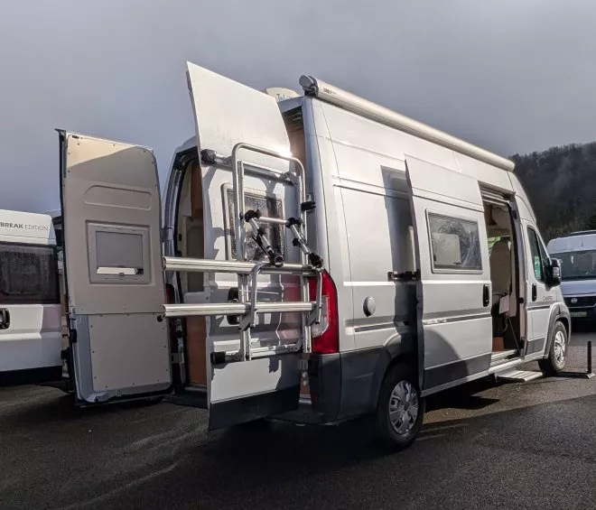 Camping-car Break Edition stationné avec portes arrière ouvertes