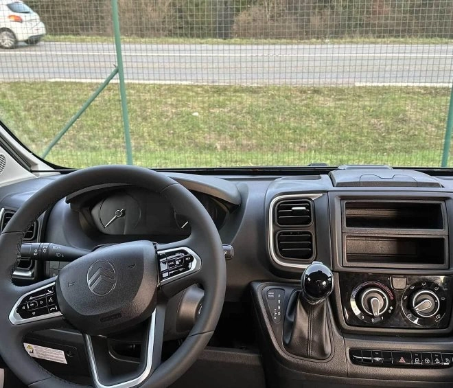 Intérieur d'un véhicule utilitaire avec volant et tableau de bord modernes